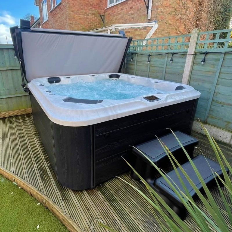 H2O 6000 Series hot tub Lucite acrylic shell